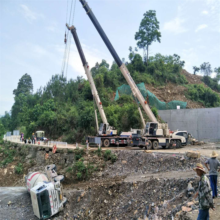 恩施汽车掉沟里叫吊车救援要多少钱